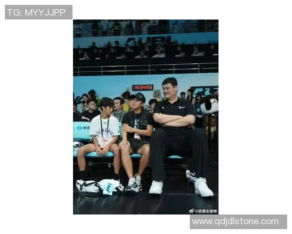 姚明莅临重庆与球迷亲密互动共话篮球梦想与城市发展