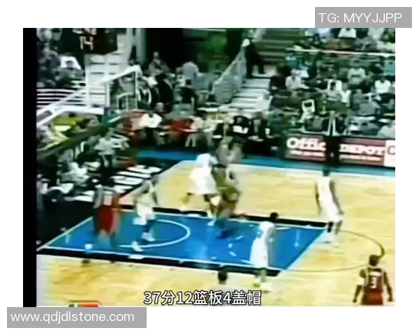 姚明与华莱士的经典对决：一记扣篮点燃篮球激情的瞬间