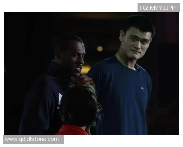 詹姆斯与姚明同日庆生的篮球传奇与友谊故事
