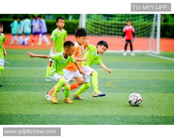 足球明星从几岁开始练习足球的成长历程与训练秘诀揭秘