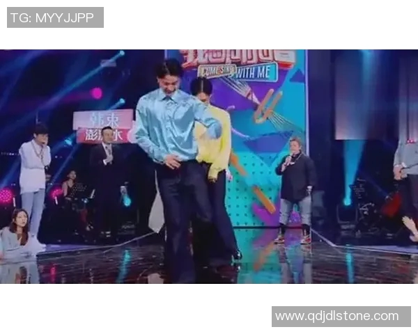 搞笑模仿足球明星摔倒瞬间引发全场爆笑的趣味视频合集