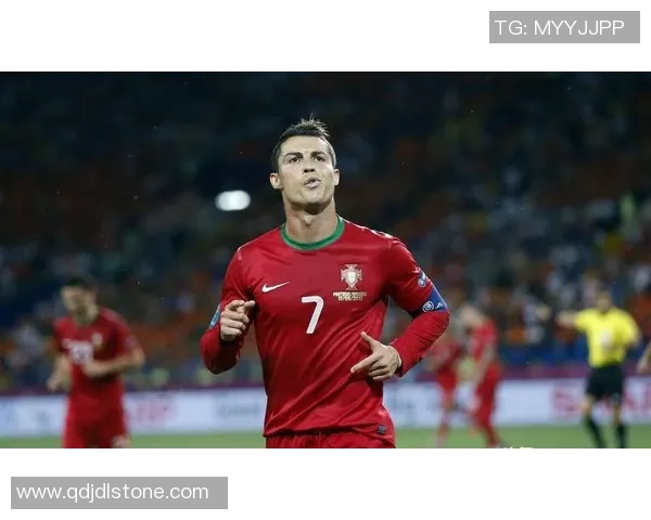 璀璨星光下的绿茵传奇葡萄牙足球明星海报展现激情与荣耀