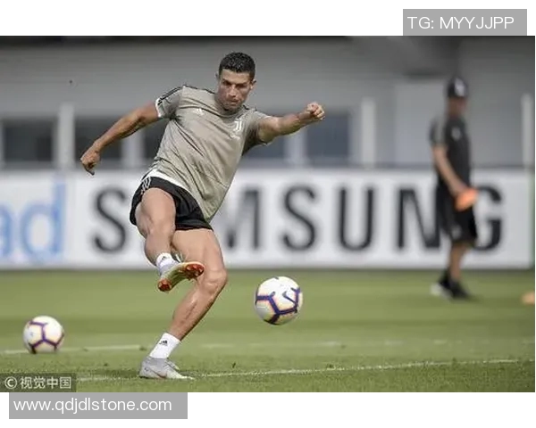 足球明星C罗在绿茵场上的精彩瞬间与踢球技巧展示