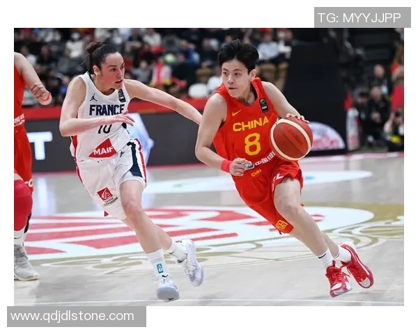 篮球明星戴眼镜的独特魅力展现女性风采与运动精神的完美结合