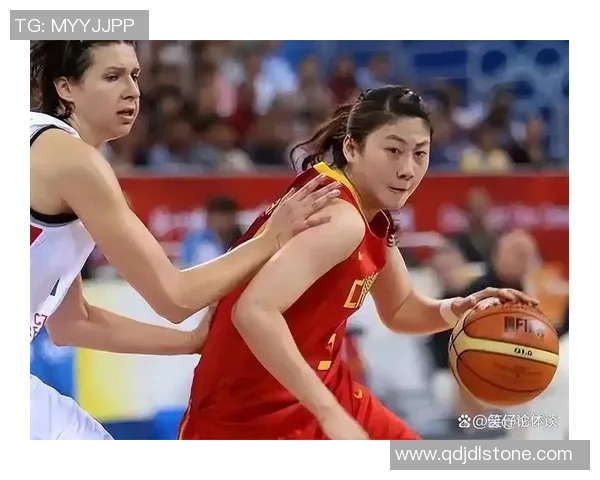 矮个子明星女热爱篮球展现不一样的运动魅力与拼搏精神