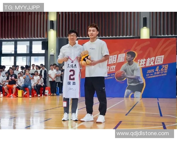 明星与篮球巨星的精彩碰撞视频合集尽享运动与娱乐的完美结合 明星与篮球巨星的精彩碰撞视频合集尽享运动与娱乐的完美结合