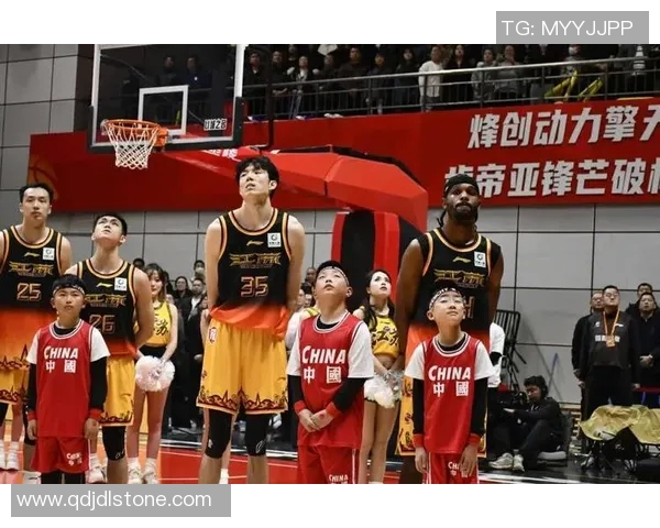 CBA篮球明星与热情粉丝亲密互动温馨瞬间引发全场欢呼 CBA篮球明星与热情粉丝亲密互动温馨瞬间引发全场欢呼